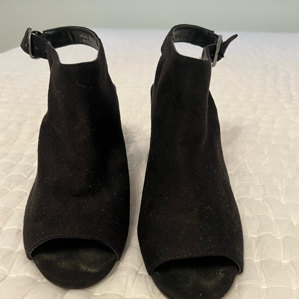 CL Black opened toed heel